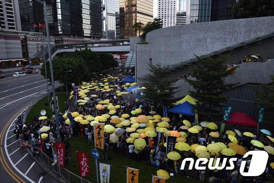 본문 이미지 - 28일 노란 우산을 쓴 홍콩 시민들이 '우산혁명' 3주년을 기념하고 있다. ⓒ AFP=뉴스1