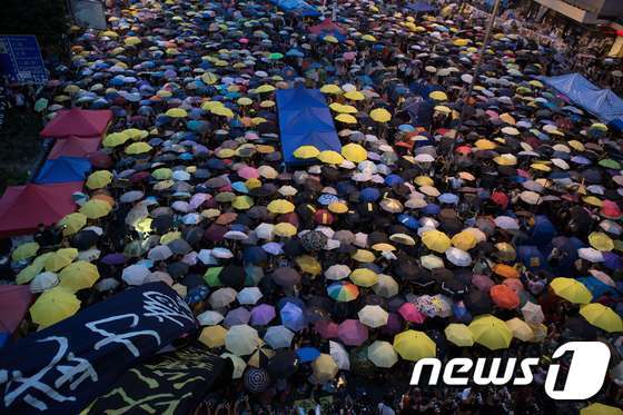 본문 이미지 - 2014년 홍콩 '우산 혁명' 당시 모습. ⓒ AFP=뉴스1