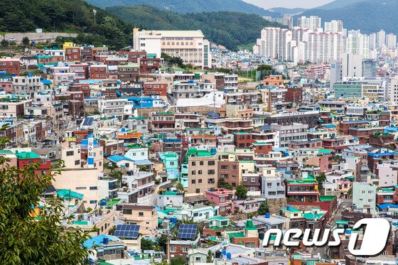 본문 이미지 - 산복도로에서 본 감천문화마을 풍경. 부산관광공사 제공.ⓒ News1