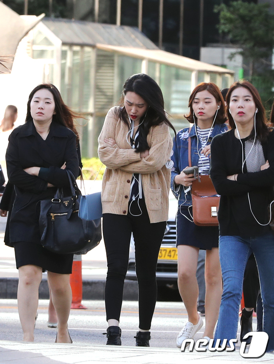 (서울=뉴스1) 임준현 인턴기자 = 올가을 들어 가장 쌀쌀한 날씨를 보이고 있는 29일 오전 서울 종로구 세종대로사거리에서 시민들이 겉옷을 입고 출근하고 있다. 2017.9.29/ …