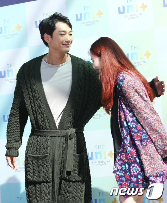 (일산=뉴스1) 권현진 기자 = 가수 비(왼쪽)가 29일 오전 일산 킨텍스에서 열린 KBS 아이돌 리부팅 프로젝트 ‘더 유닛(UNIT)’ 출근길 공개 녹화에 참석해 현아와 인사를 …