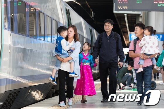 본문 이미지 - 추석연휴를 앞둔 29일 서울역에서 귀성객들이 밝은 표정으로 고향가는 열차를 타러 이동하고 있다. 2017.9.29/뉴스1 ⓒ News1