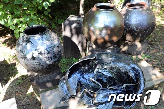 본문 이미지 - 가평요 내 정원에 전시된 깨진 도자기 .ⓒ News1 