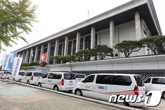 본문 이미지 - 지서울 여의도 KBS본관 앞에 KBS차량이 주차돼 있다. ⓒ 뉴스1 유승관 기자