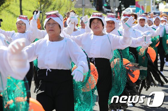 본문 이미지 - 30일 제주시 구좌읍 해녀박물관 일원에서 열린 제10회 제주해녀축제에서 해녀들이 퍼레이드를 선보이고 있다.2017.9.30/뉴스1 ⓒ News1 이석형 기자