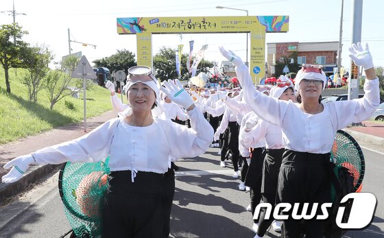 본문 이미지 - 30일 제주시 구좌읍 해녀박물관 일원에서 열린 제10회 제주해녀축제에서 해녀들이 퍼레이드를 선보이고 있다.2017.9.30/뉴스1 ⓒ News1 이석형 기자