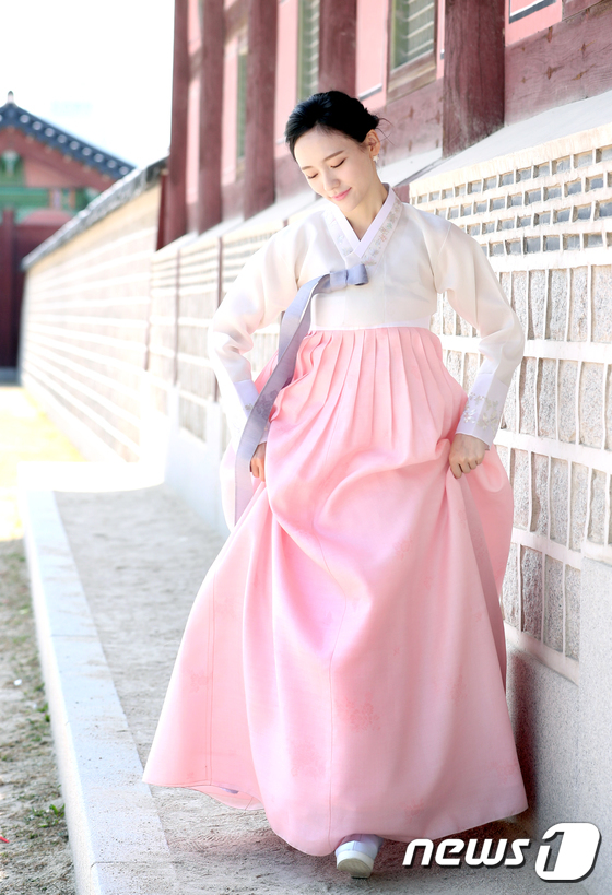 (서울=뉴스1) 권현진 기자 = 배우 박지현이 2017년 추석을 맞이해 한복을 곱게 차려입고 뉴스1과의 인터뷰에 앞서 포즈를 취하고 있다.박지현은 최근 종영한 MBC 월화드라마 ' …