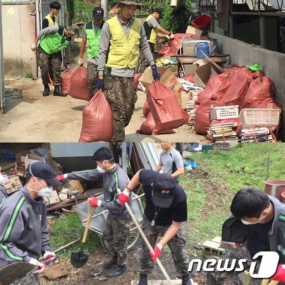 본문 이미지 - 학대피해아동가정의 '쓰레기집'을 복구 중인 35사단 임실2대대 6중대 장병들.(국제구호개발 NGO 굿네이버스 제공)ⓒ News1