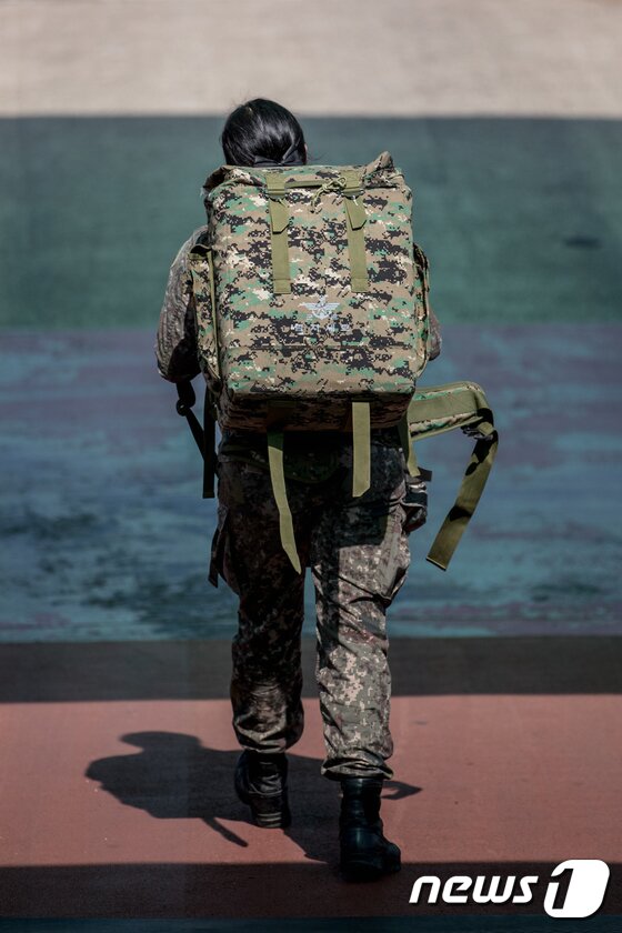 본문 이미지 - (자료사진) 4일 오전 인천 중구 인천항연안여객터미널에서 휴가를 마친 한 여군이 연평도행 여객선으로 향하고 있다. 2017.9.4/뉴스1 ⓒ News1 성동훈 기자