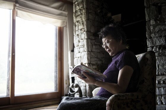 본문 이미지 - 자택에서 독서중인 정연희 작가(서울문화재단 제공)ⓒ 최성열