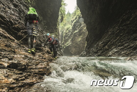 본문 이미지 - 계곡 물살은 잔잔해 캐녀닝을 즐기기 적당하다. 스위스관광청 제공.ⓒ News1