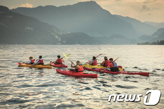 본문 이미지 - 루체른 호수에서 즐기는 카누. 스위스관광청 제공.ⓒ News1
