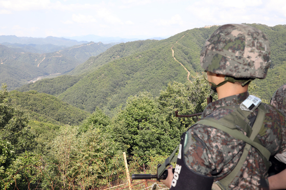 軍, 화천 일대서 북한군 1명 신병 확보…귀순 의사 밝혀(종합)
