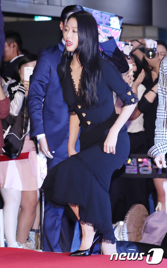 (서울=뉴스1) 권현진 기자 = AOA 설현이 4일 오후 서울 코엑스 메가박스에서 열린 영화 ‘살인자의 기억법’(감독 원신연) VIP시사회에 참석하고 있다. 2017.9.4./뉴스 …