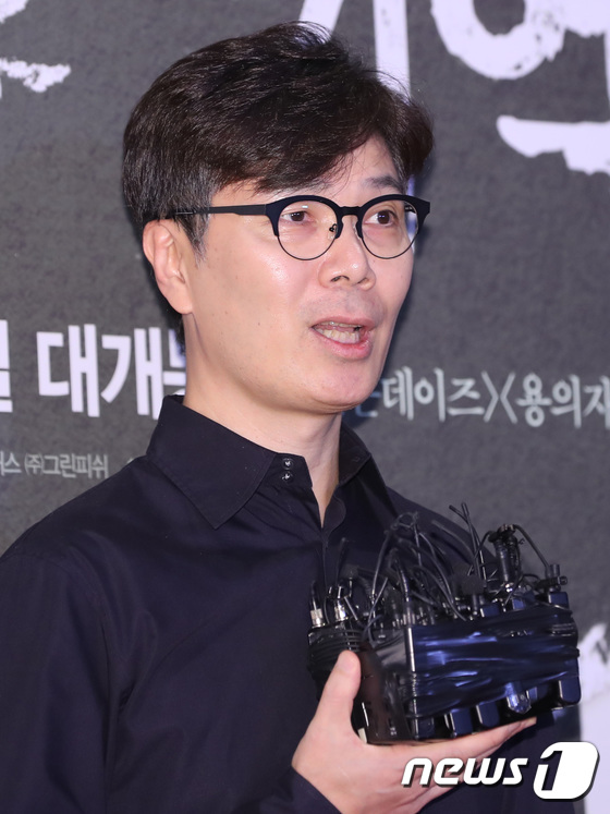 (서울=뉴스1) 권현진 기자 = 소설가 김영하가 4일 오후 서울 코엑스 메가박스에서 열린 영화 ‘살인자의 기억법’(감독 원신연) VIP시사회에 참석해 포즈를 취하고 있다. 2017 …