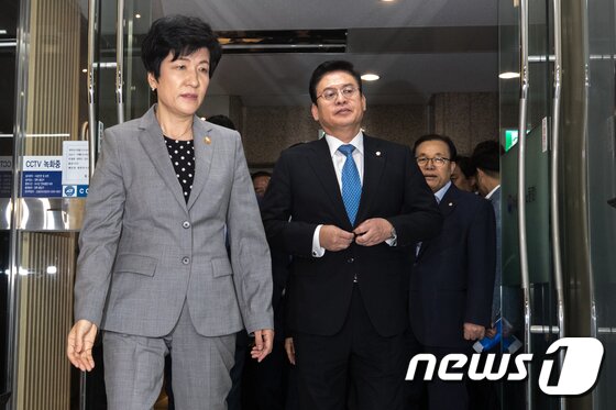 본문 이미지 - 정우택 자유한국당 원내대표가 5일 오전 김영주 고용노동부장관을 항의방문하기 위해 서울 중구 서울고용노동청 회의실로 들어서고 있다. ⓒ News1 성동훈 기자