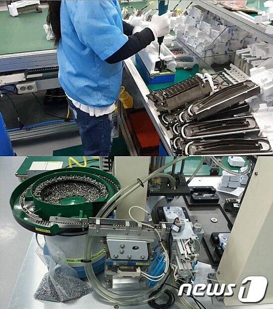 본문 이미지 - 대창은 삼성전자의 지원을 받아 작업자의 근골격질환 예방을 위해 스크류 자동체결기를 설치했다. 사진은 기기 도입 전(위)과 도입한 뒤 작업장 모습.(삼성전자 제공) ⓒ News1