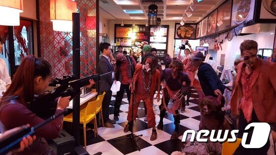 본문 이미지 - 롯데월드 어드벤처가 가을시즌 축제 '호러 할로윈 2 : He’s BACK'을 이달부터 11월 5일까지 총 66일간 개최한다. 좀비 분장을 한 롯데월드 어드벤처 협력사 직원들이 퍼포먼스를 선보이고 있다.ⓒ News1