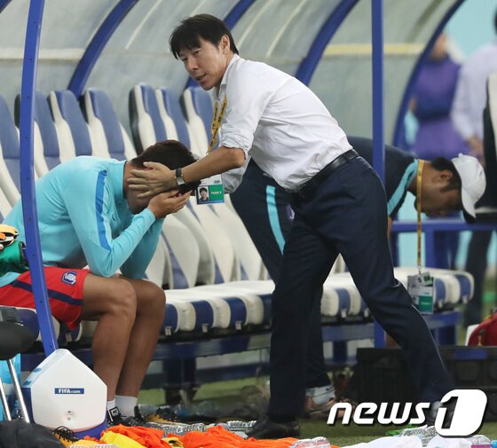 본문 이미지 - 대한민국 축구대표팀 선수들이 5일 오후 (현지시간) 우즈베키스탄 타슈켄트 분요드코르 경기장에서 열린 2018 러시아 월드컵 아시아 최종예선 한국 대 우즈베키스탄 경기에서 0대0 무승부로 경기를 마치자 신태용 감독이 부상 당한 장현수를 격려하고 있다. 2017.9.5/뉴스1 ⓒ News1 송원영 기자