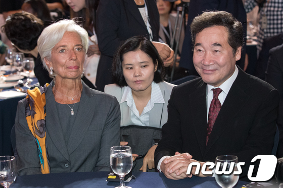 (서울=뉴스1) 성동훈 기자 = 크리스틴 라가르드 국제통화기금(IMF) 총재와 이낙연 국무총리가  6일 오전 서울 중구 롯데호텔에서 열린 '2017 대한민국 여성금융인 국제 콘퍼런 …