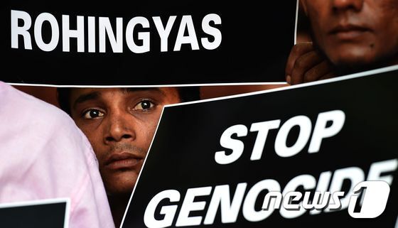 본문 이미지 - 5일(현지시간) 인도 뉴델리에서 로힝야족 난민이 미얀마 정부에 로힝야족에 대한 탄압을 중단하라며 시위를 벌이고 있다 ⓒ AFP=뉴스1