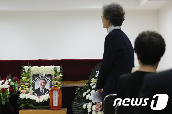 본문 이미지 - 7일 오전 서울 용산구 순천향대학교병원 장례식장에서 진행된 故 마광수 전 연세대 국어국문학과 교수의 영결식에서 유가족이 영정사진을 바라보고 있다. 2017.9.7/뉴스1 ⓒ News1 임세영 기자
