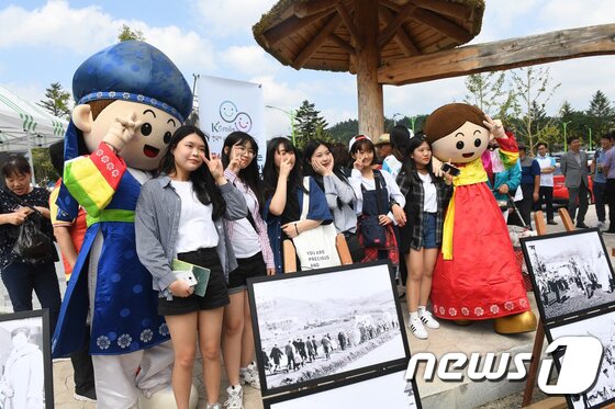 본문 이미지 - 평창효석문화제가 열리고 있는 7일 강원 평창군 봉평면 봉평전통시장에서 한국관광공사, 평창군, 봉평전통시장상인회가 함께하는 K스마일 친절캠페인이 열린 가운데 학생들이 기념촬영을 하고 있다.(평창군 제공).2017.9.7/뉴스1 ⓒ News1 권혜민 기자