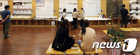 본문 이미지 - 전남대학교 건축학부 건축학과 졸업예정자들이 8일 광주 북구 전남대학교 용봉캠퍼스 공대 2호관에서 졸업전시회를 하고 있다. 전남대학교 건축학과 5학년 학생들은 33명 중 11명만 이번 전시회를 하고 있다.2017.9.8/뉴스1 ⓒ News1 남성진 기자