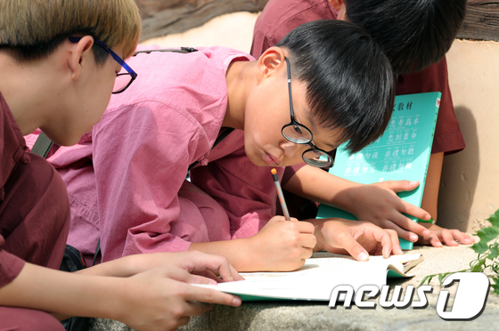 (전주=뉴스1) 문요한 기자 = 9일 전북 전주시 전통문화연수원에서 열린 '나라를 구한 전주 별시' 행사에 참가한 어린이가 문과 시험을 준비하고 있다.2017.9.9/뉴스1