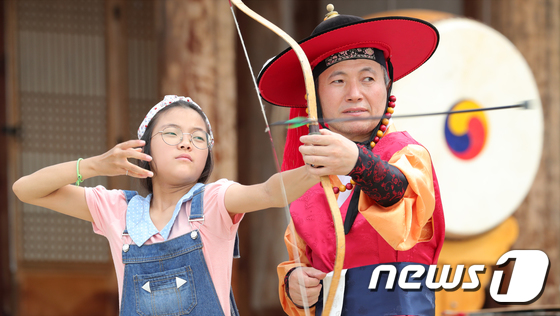 (전주=뉴스1) 문요한 기자 = 9일 전북 전주시 전통문화연수원에서 열린 '나라를 구한 전주 별시' 행사에 참가한 어린이가 무과 시험에 응시해 활을 쏘고 있다.2017.9.9/뉴스 …