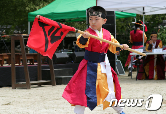 \'매서운 눈빛과 함께 강력한 봉 찌르기\'