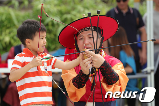 (전주=뉴스1) 문요한 기자 = 9일 전북 전주시 전통문화연수원에서 열린 '나라를 구한 전주 별시' 행사에 참가한 어린이가 무과 시험에 응시해 활쏘는 법을 배우고 있다.2017.9 …