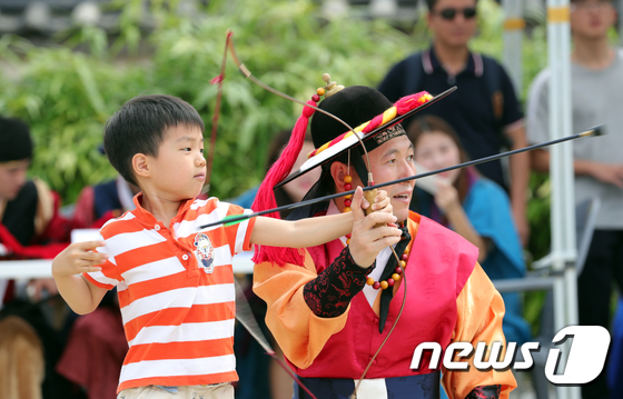 (전주=뉴스1) 문요한 기자 = 9일 전북 전주시 전통문화연수원에서 열린 '나라를 구한 전주 별시' 행사에 참가한 어린이가 무과 시험에 응시해 활을 쏘고 있다.2017.9.9/뉴스 …