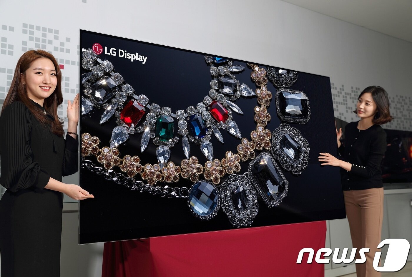 본문 이미지 - LG디스플레이가 지난 1월 세계 최초로 개발한 8K 화질의 88인치 유기발광다이오드(OLED) 디스플레이(LG디스플레이 제공)/뉴스1 ⓒ News1