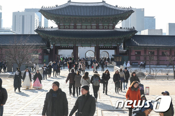 서울 경복궁에서 시민들과 외국인 관광객들이 즐거운 시간을 보내고 있다. /뉴스1 © News1 성동훈 기자