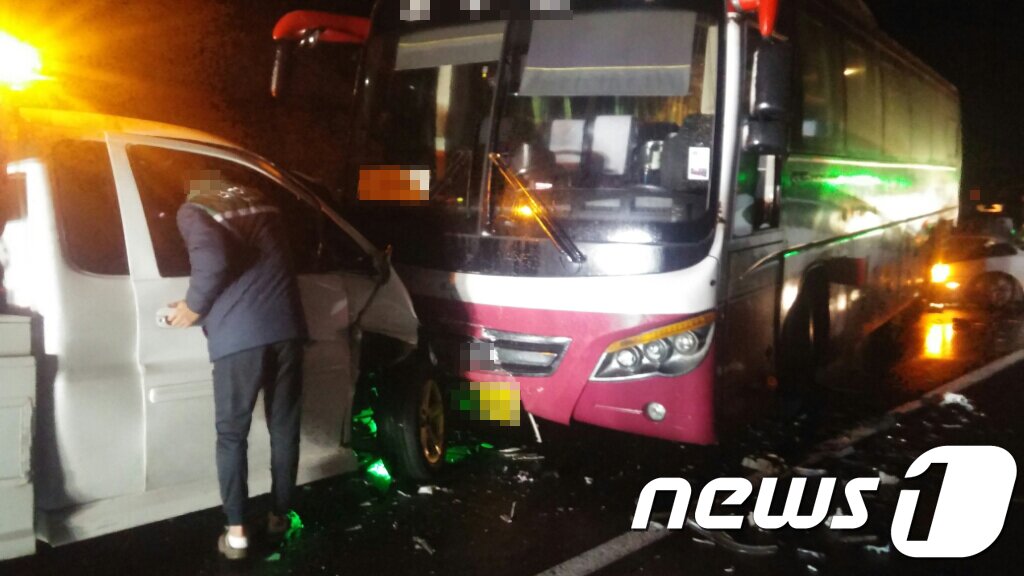 본문 이미지 - 지난 9일 오후 6시 42분쯤 전남 화순군 이양면 한 국도에서 승용차 운전자가 급제동을 하는 바람에 뒤따르던 고속버스가 미처 이를 피하지 못해 18중 다중 추돌사고가 발생했다. 이 사고로 운전자 등 5명이 다쳐병원으로 옮겨졌으나 중상자는 없는 것으로 알려졌다. 사진은 다중추돌 사고 발생 현장 모습 (전남지방경찰청 제공) 2018.1.10/뉴스1 ⓒ News1 전원 기자