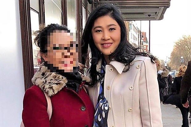 본문 이미지 - 잉랑 친나왓 전 태국 총리로 추정되는 여성(오른쪽)이 지난해 성탄절 영국 런던에서 시민과 사진을 찍었다. (사진=방콕 포스트) ⓒ News1