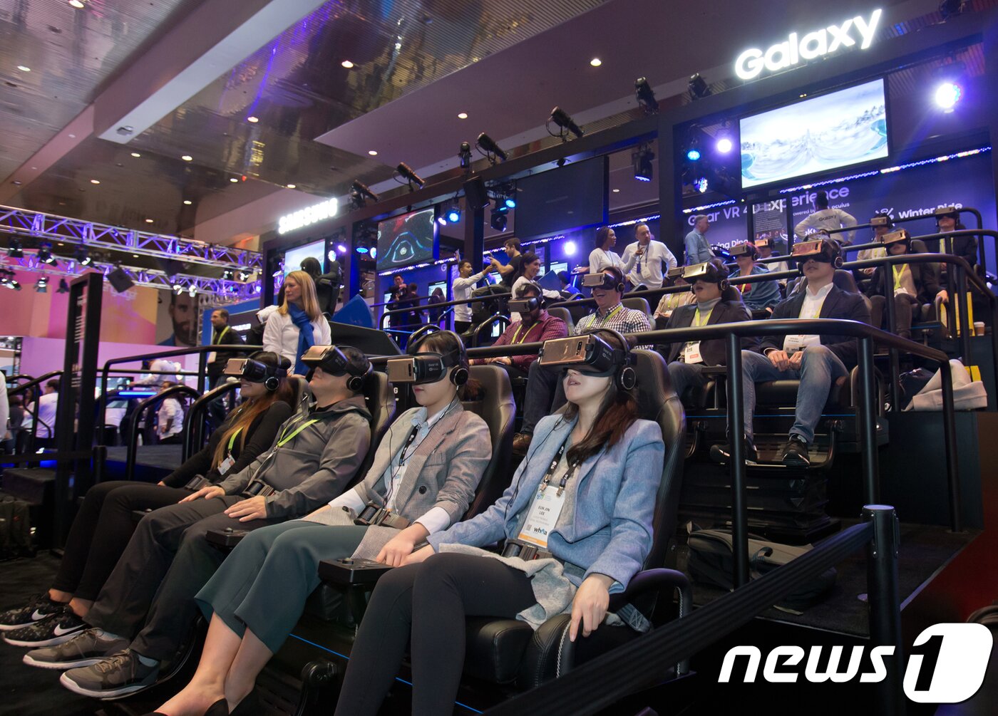 본문 이미지 - 세계 최대 전자 전시회 'CES 2018'의 삼성전자 부스에서 관람객들이 기어 VR을 착용하고 4D 가상현실 체험을 하고 있다. (삼성전자 제공) 2018.1.10/뉴스1