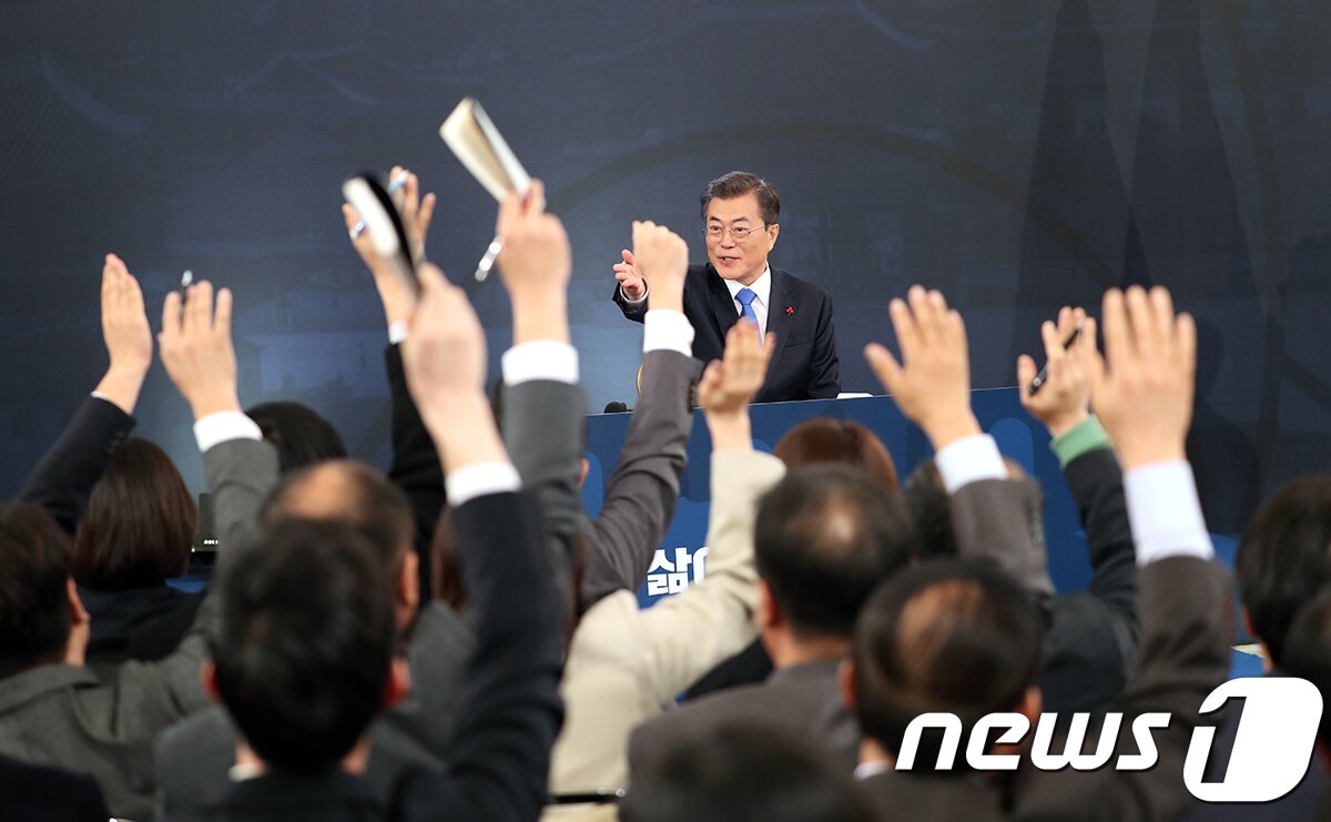 본문 이미지 - 10일 오전 청와대 영빈관에서 열린 문재인 대통령 신년 기자회견에서 취재진이 질문을 하기 위해 대통령을 향해 손을 들고 있다.(청와대 제공) 2018.1.10/뉴스1 ⓒ News1 이광호 기자