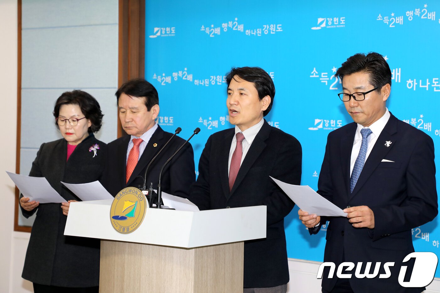 본문 이미지 - 김진태 국회의원(왼쪽 세번째)과 자유한국당 소속 강원도의원들이 10일 도청 브리핑룸에서 기자회견을 열고 레고랜드 사업 재원해소 방안 마련을 촉구하는 성명서를 발표하고 있다. 2018.1.10/뉴스1 ⓒ News1 김경석 기자