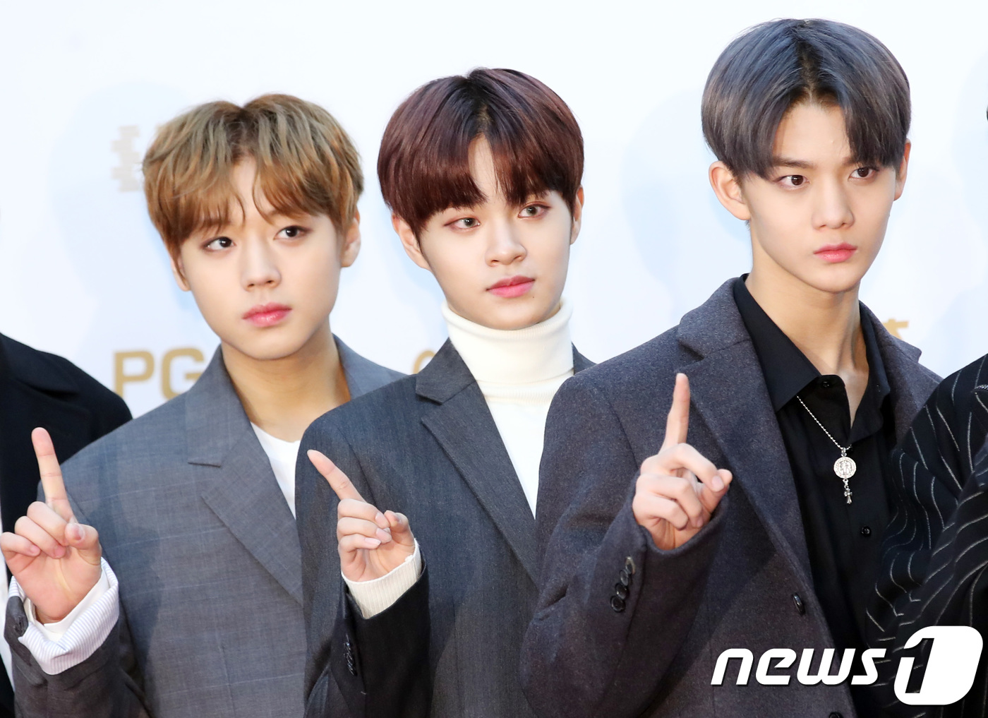 (일산=뉴스1) 권현진 기자 = 워너원 박지훈(왼쪽부터), 이대휘, 배진영이 10일 오후 일산 킨텍스 제1전시장에서 열린 ‘제32회 골든디스크 시상식’ 레드카펫 행사에 참석해 포즈 …