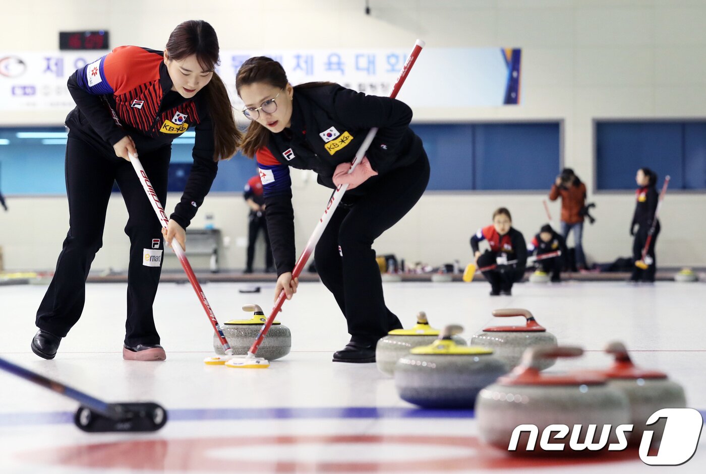본문 이미지 - 충북 진천군 광혜원면 진천국가대표선수촌에서 컬링 국가대표 선수들이 구슬땀을 흘리며 훈련을 하고 있다. 2018.1.10/뉴스1 ⓒ News1 이재명 기자