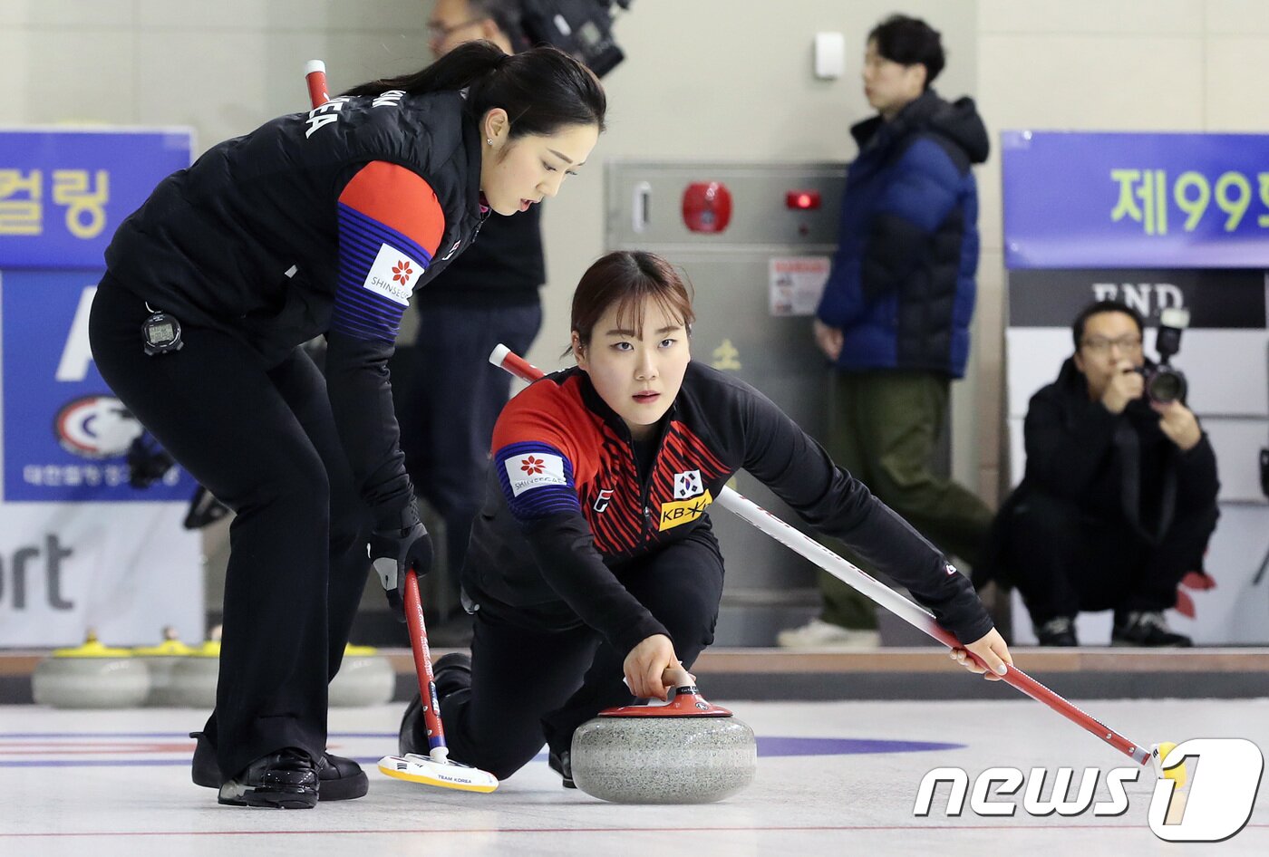 본문 이미지 - 2018 평창 동계올림픽대회 개막을 한달 앞둔 10일 오전 충북 진천군 광혜원면 진천국가대표선수촌에서 컬링 국가대표 선수들이 구슬땀을 흘리며 훈련을 하고 있다. 2018.1.10/뉴스1 ⓒ News1 이재명 기자