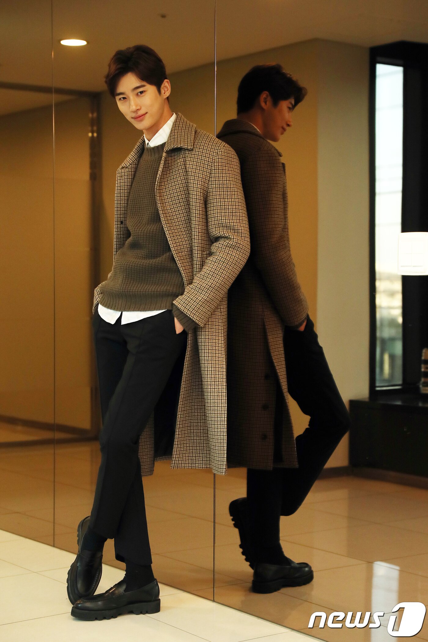 본문 이미지 - 배우 변우석이 10일 서울 종로구 뉴스1 본사에서 인터뷰에 앞서 포즈를 취하고 있다. 2018.1.10/뉴스1 ⓒ News1 민경석 기자