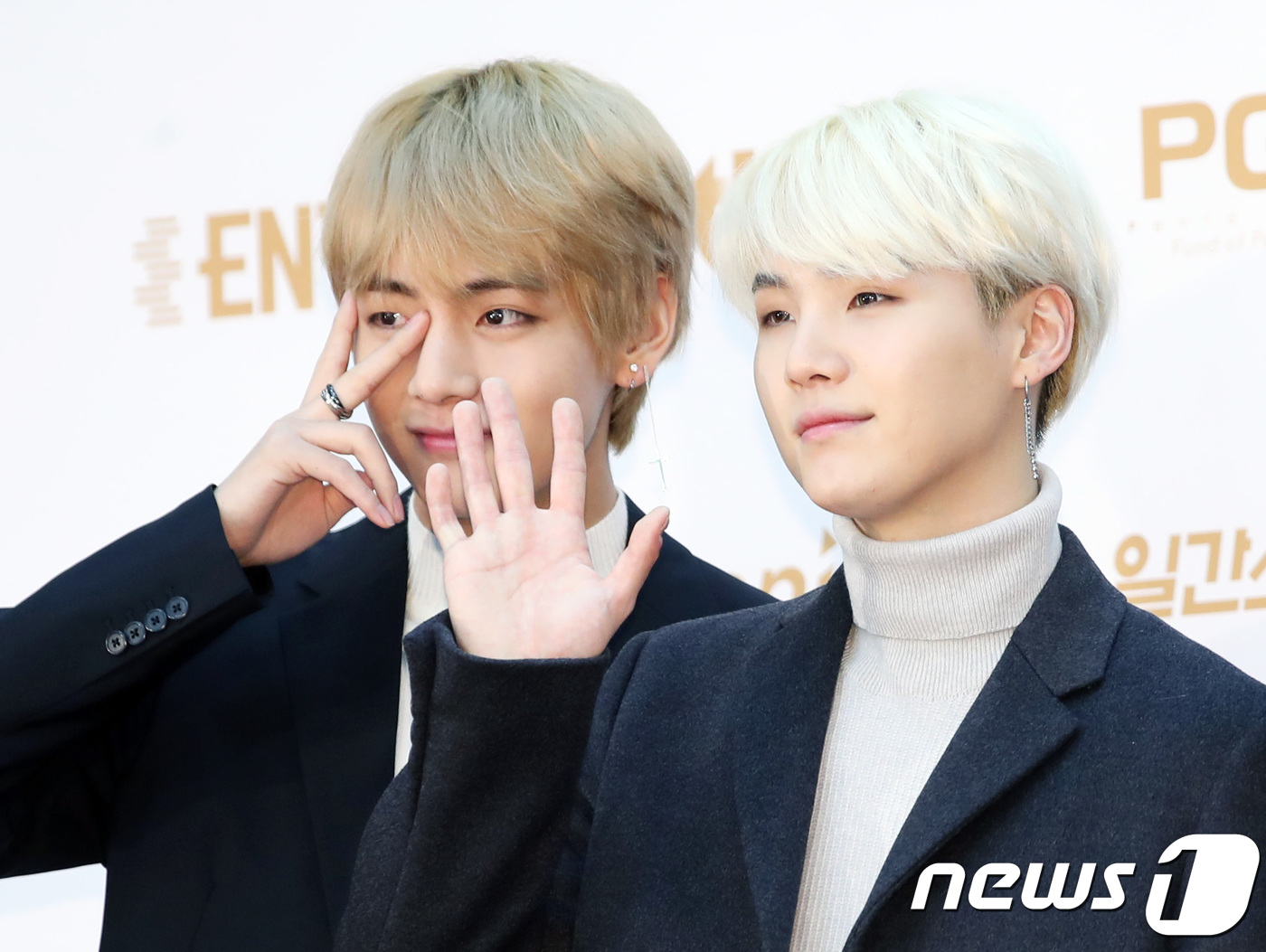 (일산=뉴스1) 권현진 기자 = 방탄소년단(BTS) 뷔, 슈가(오른쪽)가 10일 오후 일산 킨텍스 제1전시장에서 열린 ‘제32회 골든디스크 시상식’ 레드카펫 행사에 참석해 포즈를 …