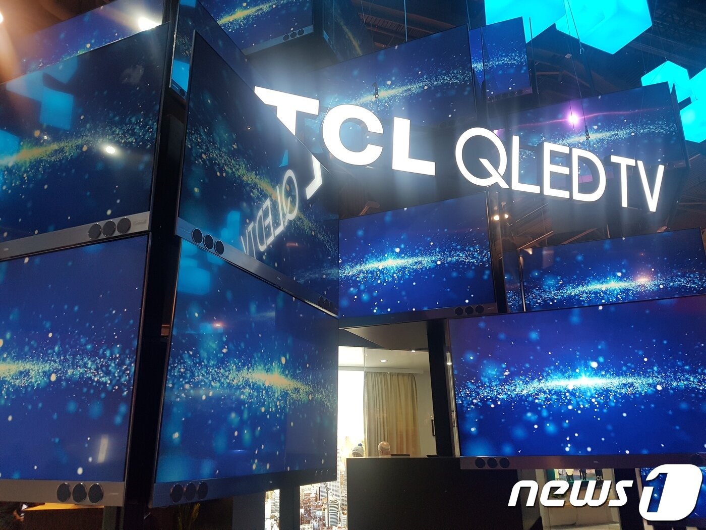 본문 이미지 - 중국 TCL이 'CES2018'에 전시한 QLED TV. ⓒ News1 장은지 기자