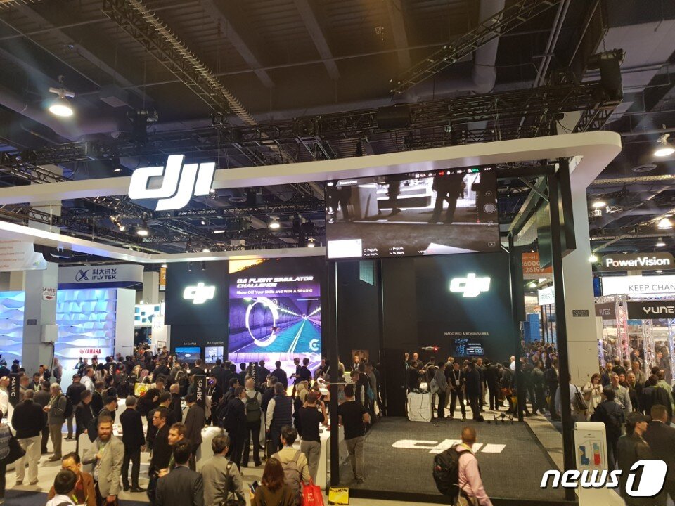 본문 이미지 - 10일(현지시간) 미국 라스베이거스에서 열리고 있는 'CES 2018'에서 세계 최대 드론 제조사인 중국의 DJI 부스를 관람객들이 둘러보고 있다. 2018.1.11/뉴스1 ⓒ News1 장은지 기자