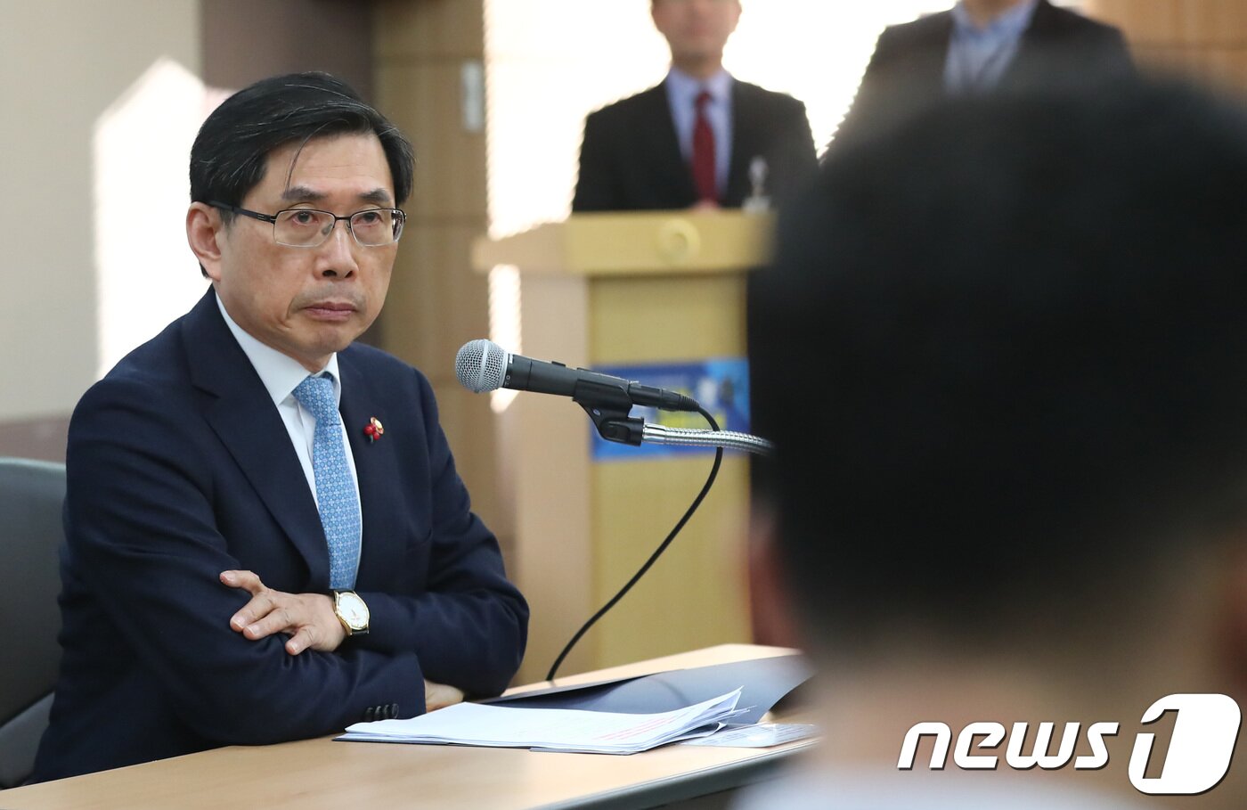 본문 이미지 - 박상기 법무부 장관이 11일 오전 경기도 과천시 정부과천청사 법무부 브리핑룸에서 열린 법조기자단 간담회에서 취재진의 질문을 경청하고 있다. 2018.1.11/뉴스1 ⓒ News1 오장환 기자