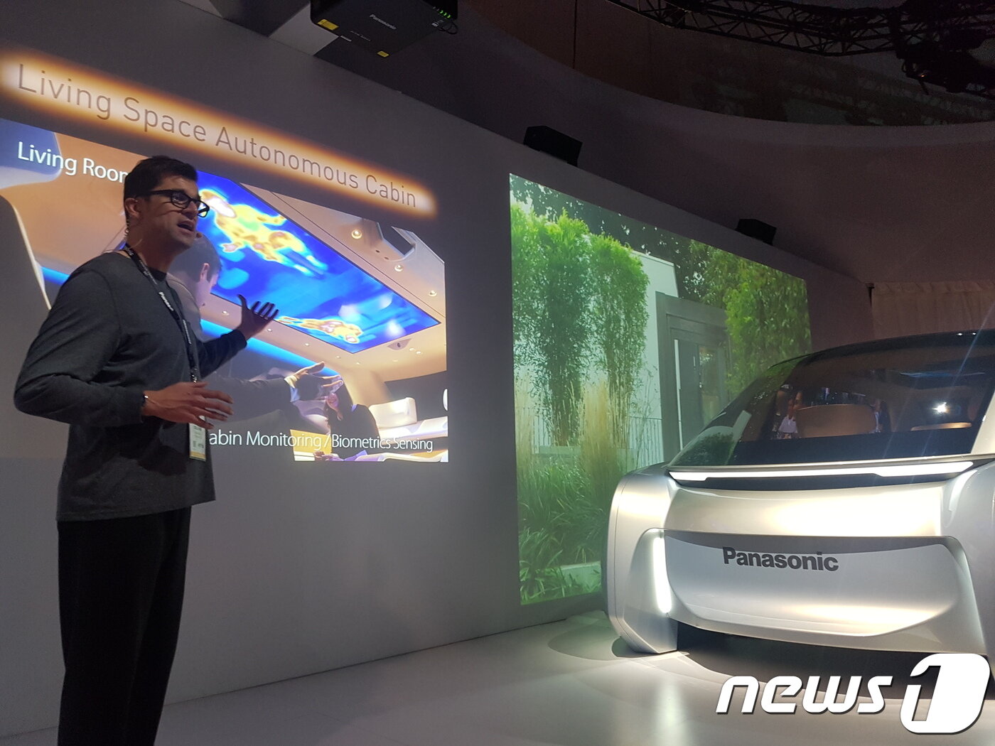 본문 이미지 - 일본 파나소닉은 9~12일(현지시간) 미국 라스베이거스에서 열린 세계 최대 전자전시회 'CES2018'에서 레벨5의 완전한 자율주행차가 실현된다면 차안의 모습은 어떠할지에 대한 콘셉트를 선보였다.ⓒ News1 장은지 기자