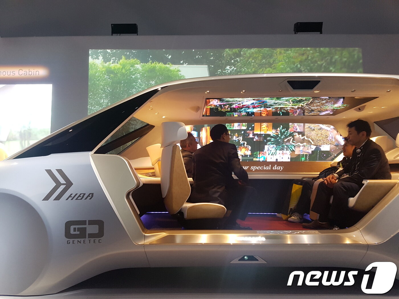 본문 이미지 - 일본 파나소닉은 9~12일(현지시간) 미국 라스베이거스에서 열린 세계 최대 전자전시회 'CES2018'에서 레벨5의 완전한 자율주행차가 실현된다면 차안의 모습은 어떠할지에 대한 콘셉트를 선보였다.ⓒ News1 장은지 기자